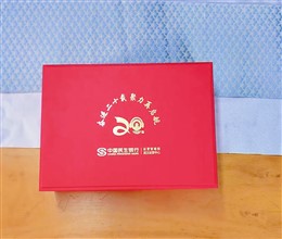 中国民生银行定制周年纪念礼品：红色礼盒，传承与实用的象征
