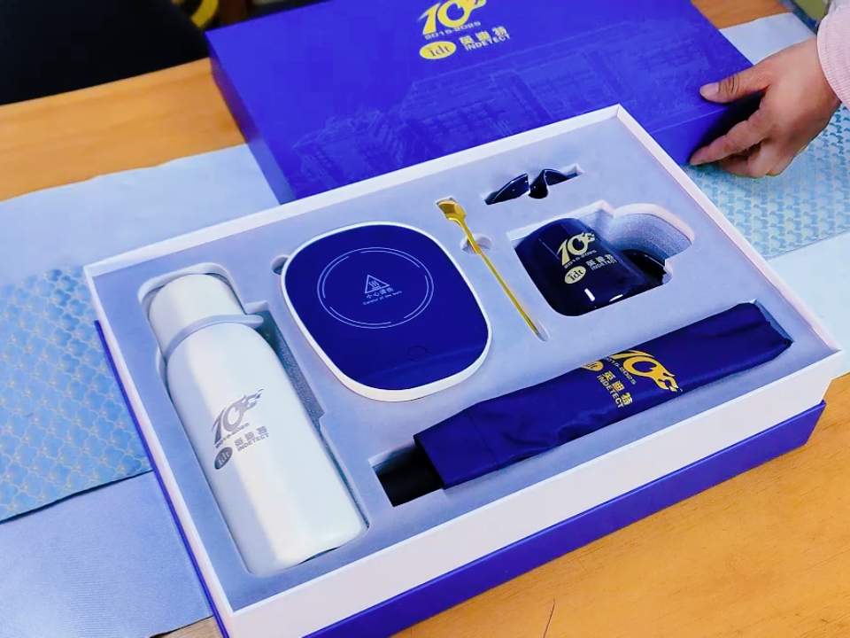 怎样定制公司周年礼品融入品牌元素？